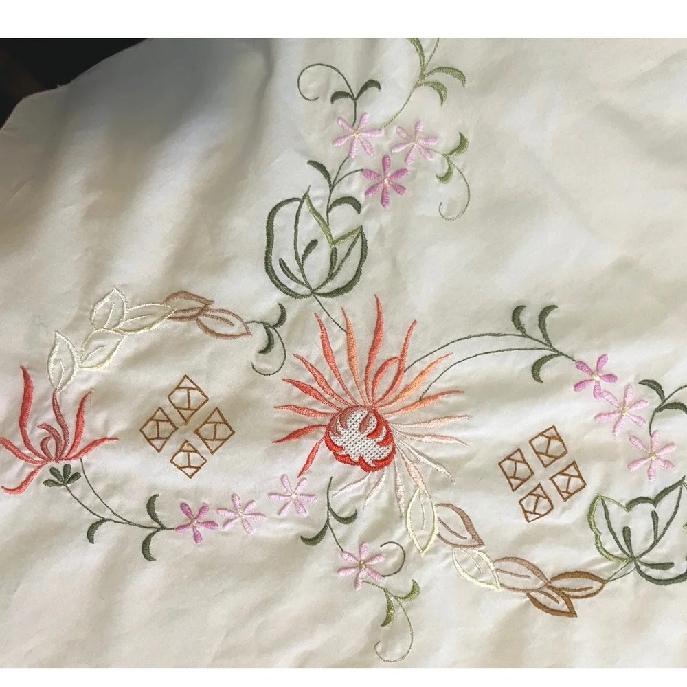 Vtg Embroidered tablecloth with 6 Napkins Cottagecore floral 82 x‎ 67